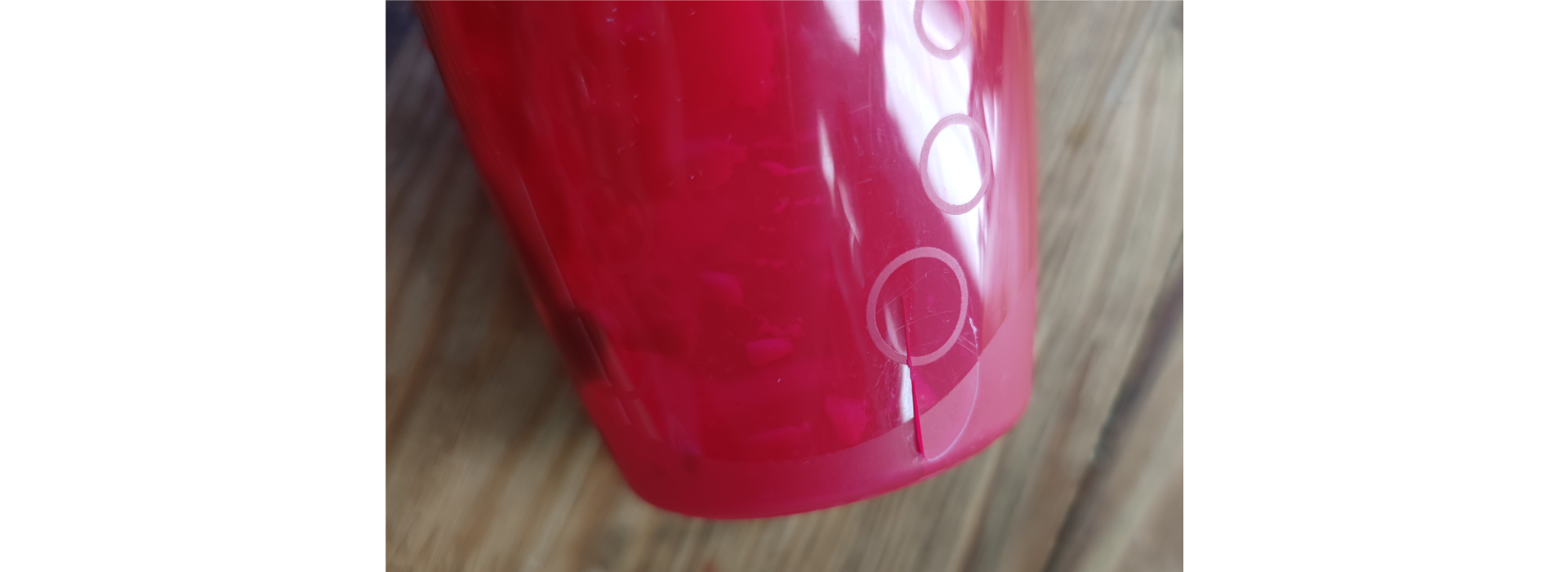 Zdjęcie 18. Przy próbie rozbicia gipsu dłuto uszkodziło powierzchnię kubeczka.