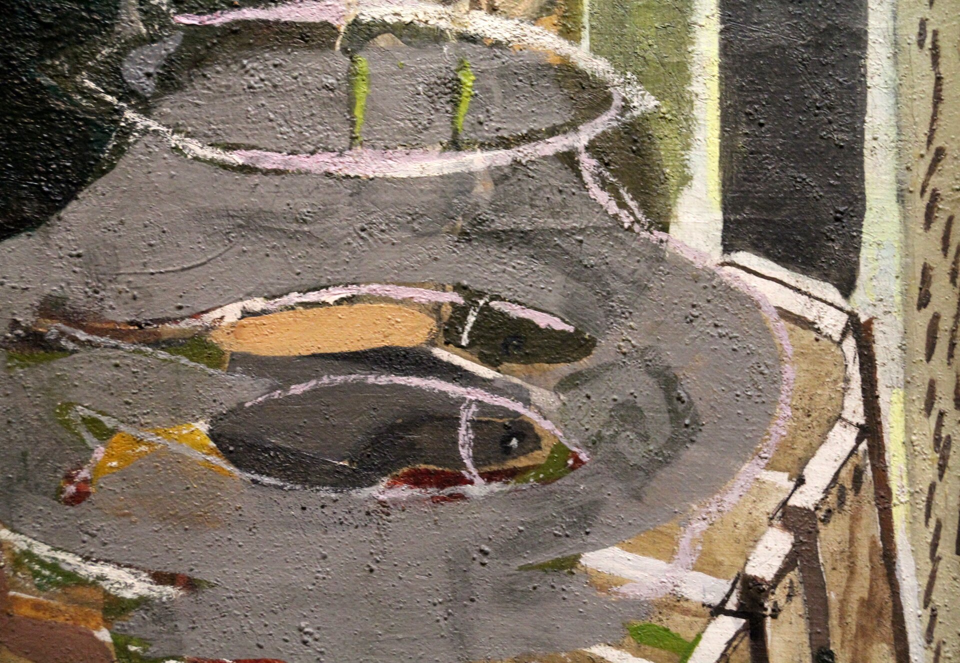 Na obrazie widoczne są dwie ryby, które znajdują się w małym akwarium. Powierzchnia akwarium namalowana jest szarą farbą z użyciem piasku, co nadaje faktury.