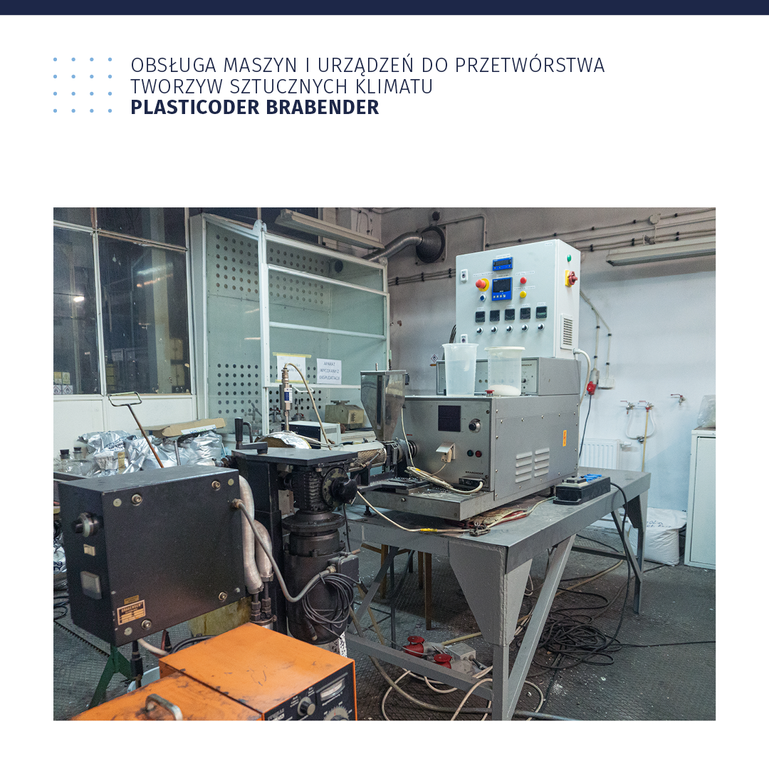 Ilustracja zatytułowana: Obsługa maszyn i urządzeń do przetwórstwa tworzyw sztucznych klimatu. Plasticorder Brabender. Ilustracja przedstawia urządzenie stojące na stole. Urządzenie ma postać prostokątnej skrzynki. Połączona jest ona z elementem przypominającym wał. Przed wałem jest kolejna skrzynka. W tylnej części prostokątnej skrzynki jest panel sterowania.