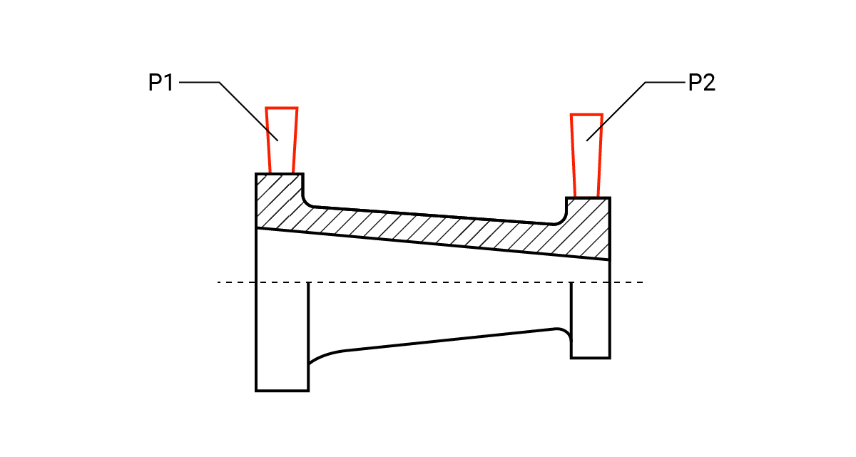 Ilustracja przedstawia rysunek techniczny przelewu. Na środku poprowadzona jest pozioma przerywana linia. Dzieląca dwie linie na równe części. Pierwszą, dłuższą znajdującą się po lewej stronie i drugą krótszą znajdującą się po prawej. Nad przerywaną linią od górnej połowy dłuższej pionowej linii poprowadzona jest nachylona nieco w dół linia, która kończy się w górnej połowie krótszej linii zorientowanej pionowo i znajdującej się po prawej stronie. Ponad linią biegnącą pod skosem poprowadzona jest druga równoległa do niej linia z dwoma wyokrągleniami, jednym z prawej a drugim z lewej strony. Z obu stron linia kieruje się ku górze, gdzie zostaje ograniczona poziomo zorientowanymi odcinkami. Lewy z nich łączy się z końcem linii pionowej znajdującej się po lewej stronie. Z kolei prawy punktem końcowym prawej pionowej linii. Ograniczone skośnymi liniami oraz wymienionymi odcinkami pole jest zakreskowane na czarno. Od obu poziomo zorientowanych odcinków wyprowadzone są przelewy. Po lewej stronie przelew P 1, a po prawej P 2; każdy z nich zaznaczono na czerwono. W postaci trapezów równoramiennych z poziomo zorientowanymi podstawami o zbliżonej długości. Przy czym dłuższe z nich znajdują się nad krótszymi osadzonymi na poziomo zorientowanych odcinkach. W dolnej części względem przerywanej poziomej linii znajdują się trzy figury. Z lewej strony prostokąt z dłuższymi bokami zlokalizowanymi pionowo. Z prawej strony również przedstawiono prostokąt, przy czym posiada on pionowo zorientowane boki dłuższe, które jednak są krótsze od długich boków lewego prostokąta. Przerywana linia stanowi górne boki prostokątów. Oraz górny bok figury, której pole ponadto ograniczają boki prostokątów. Prawy bok lewego prostokąta i lewy prawego. Dolny bok stanowi krzywa. Jest ona zorientowana skośnie od dołu po lewej stronie do góry po prawej. Krzywa ta jest lekko wklęsła w kierunku przerywanej linii. 