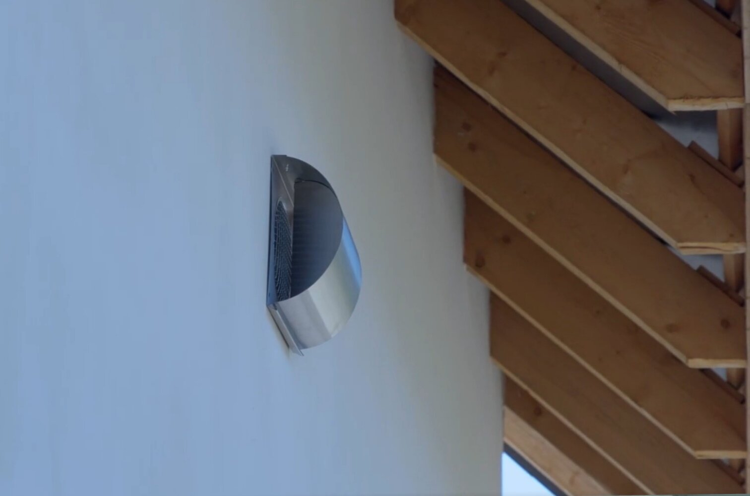 Zdjęcie przedstawia czerpnię ścienną. Jest to niewielki, metalowy przedmiot przytwierdzony do ściany.
Opisy prezentowanych na grafikach obiektów są załączone w treści.