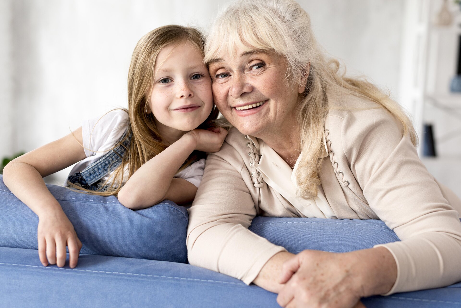 Na zdjęciu widoczna jest babcia wraz z wnuczką. Obydwie  uśmiechają się do obiektywu. 