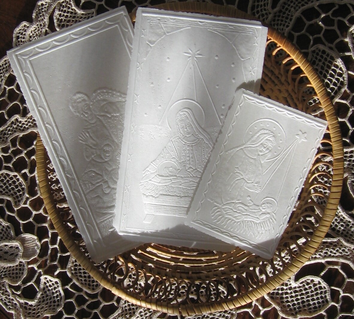 Fotografia przedstawia opłatki w koszyczku.