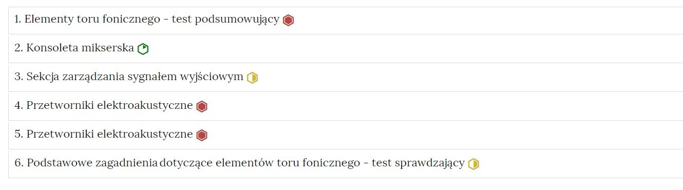 Grafika przedstawia widok interaktywnych materiałów sprawdzających. Na białym tle widoczna jest lista numeryczna z tytułami ćwiczeń. Po prawej stronie każdego tytułu znajduje się symbol określający stopień trudności zadania: sześciokąt z zielonymi krawędziami z wpisanym, na godzinie 13, zielonym trójkątem – poziom trudności niski, sześciokąt z żółtymi krawędziami z wpisanym po prawej jego stronie żółtymi trapezem – poziom trudności średni, i  sześciokąt z czerwonymi krawędziami z wpisanym w niego czerwonym sześciokątem – poziom trudności wysoki.
