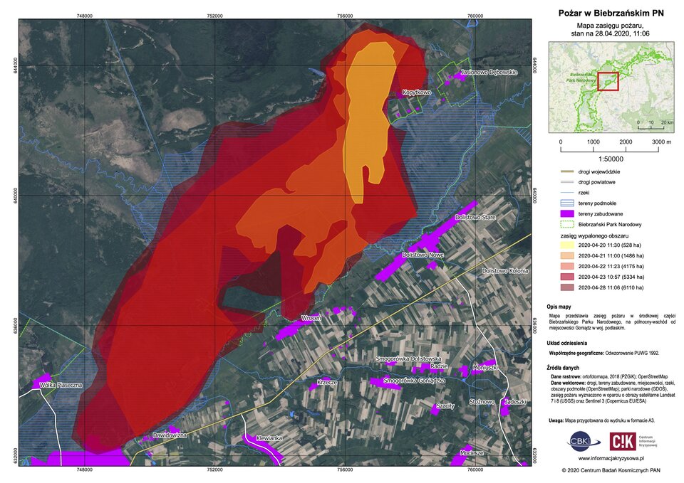 Ilustracja przedstawia mapę terenu, na którym zaznaczono zasięg pożaru w Biebrzańskim Parku Narodowym z 28 kwietnia 2020 roku o godzinie 11.06. Zaznaczono obszar parku narodowego. Pożar jest w środkowej części parku, na północny‑wschód od miejscowości Goniądz w województwie podlaskim. Kolorem żółtym i czerwonym zaznaczono obszar pożaru. Kolor żółty jest w północno‑wschodniej części pożaru, w pozostałej jest czerwony z odcieniami. Jak można odczytać z legendy mapy, kolory oznaczają wypalone hektary lasu. W dniu 20 kwietnia 2020 roku wypalonych było 528 hektarów. 1486 hektarów wypalonego obszaru było 21 kwietnia 2020 roku o godzinie 11.00. 22 kwietnia o 11.23 4175 hektarów, 23 kwietnia o godzinie 10.57 5334 hektary, a 28 kwietnia o 11.06 6110 hektarów. Zasięg pożaru na południu doszedł do miejscowości Dawidowizna oraz Wroceń, w części północnej do Kopytkowa. Na mapie dodatkowo zaznaczono między innymi drogi wojewódzkie, powiatowe, rzeki, tereny podmokłe, zabudowane. 