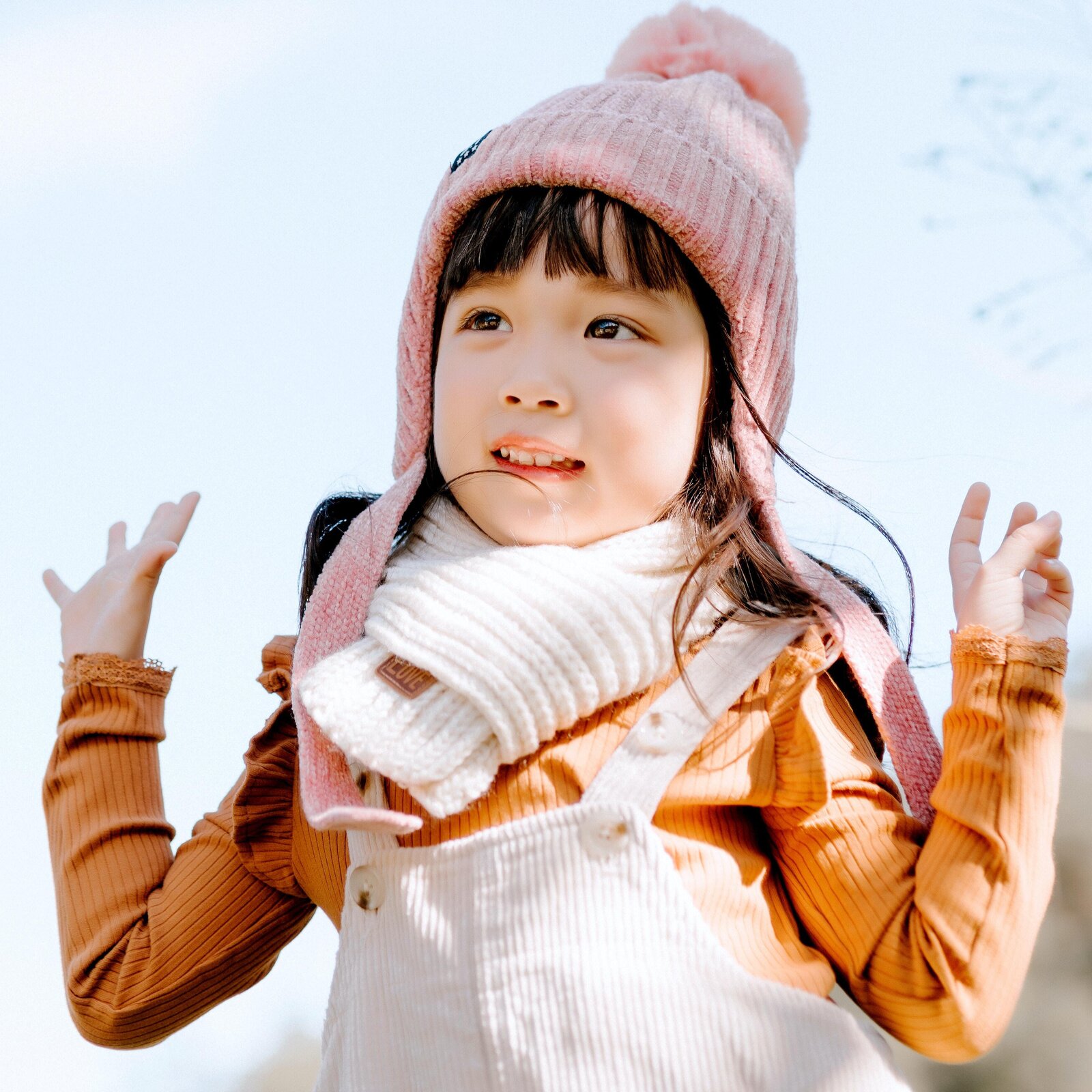 Ilustracja przedstawia dziewczynkę liczącą na palcach.