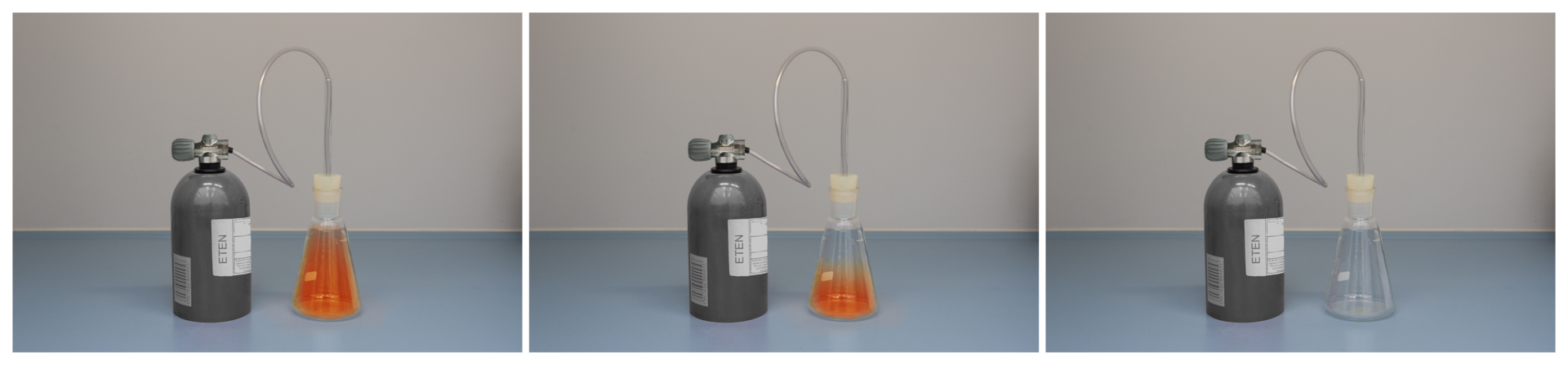 Zdjęcia przedstawiają reakcję etenu z bromem. Na pierwszym zdjęciu widać kolbę stożkową wypełnioną bromem, substancja ma kolor pomarańczowy. Do zlewki podłączona jest butla z etenem za pomocą giętkiej rurki. Na drugim zdjęciu połowa substancji w zlewce uległa odbarwieniu. Zawartość kolby jest pomarańczowa już tylko w dolnej części. Na trzecim zdjęciu zawartość kolby stała się przezroczysta, pomarańczowy kolor zniknął.