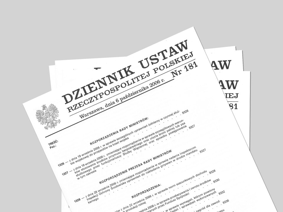 Kliknij żeby powiększyć Na ilustracji znajdują się dzienniki ustaw Rzeczypospolitej Polskiej. Na szarym tle wiele białych kartek. Jedna pod drugą. Na pierwszej orzeł i napis: "Dziennik ustaw Rzeczypospolitej Polskiej, Warszawa, dnia 6 października 2006 Nr 181".