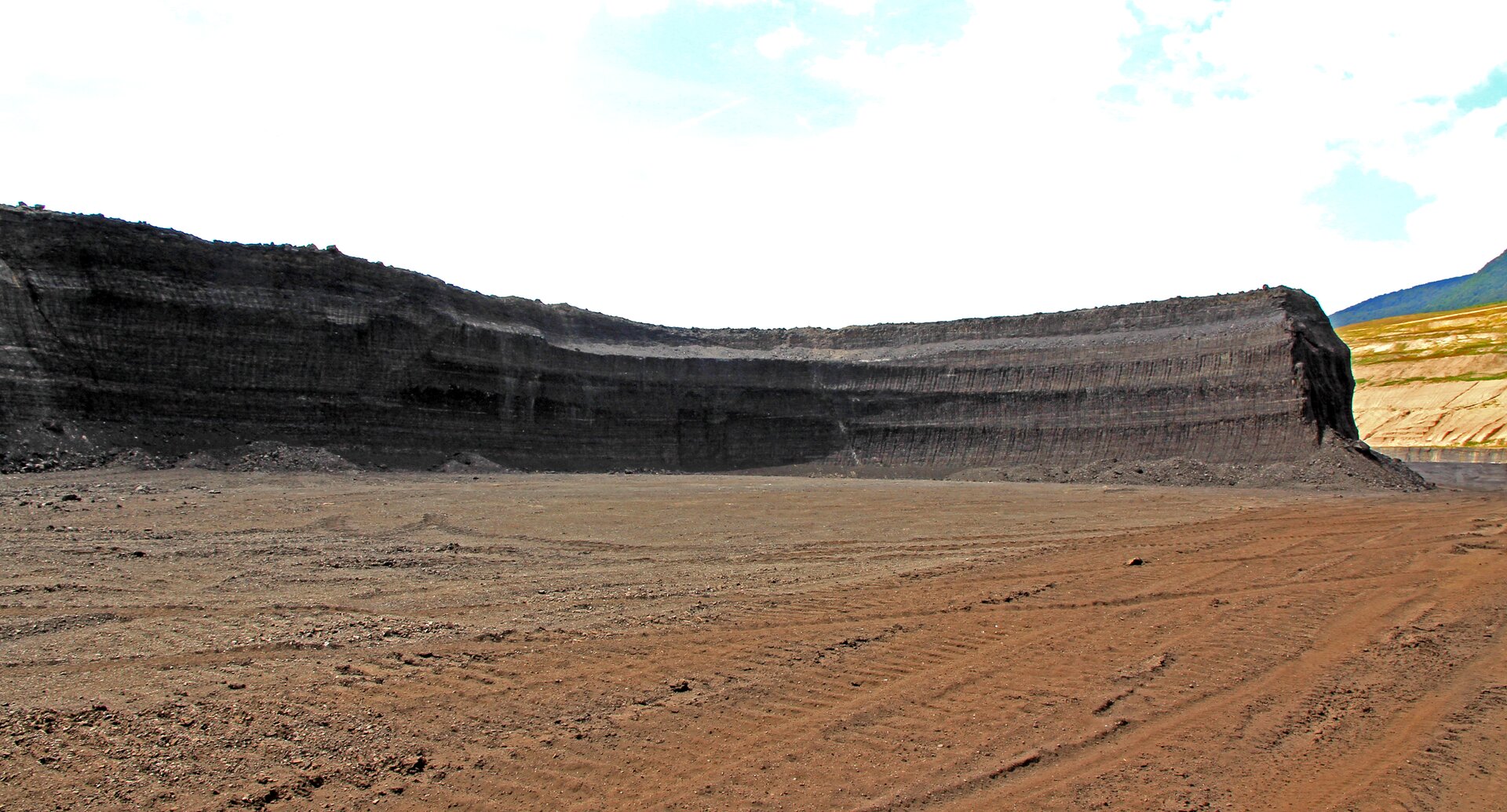 Zdjęcie kopalni węgla brunatnego. Rozłożysty teren, na którym znajdują się warstwy węgla brunatnego.