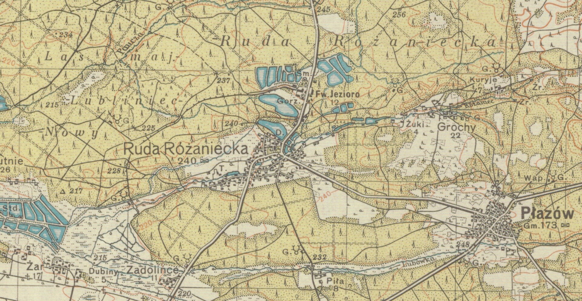 Na ilustracji mapa , która przedstawia lokalizację majątku Wattmanów w okolicach Rudy Różanieckiej. Wieś ma charakter skupiskowy i rozbudowana jest w kierunku południowym. Zwraca uwagę duża ilość lasów wokół wsi oraz obecność stawów hodowlanych w północno‑zachodniej części osady. Widoczny jest układ szlaków komunikacyjnych, zwłaszcza w kierunku miasteczka Płazów, znajdującym się w prawym dolnym rogu mapy.
