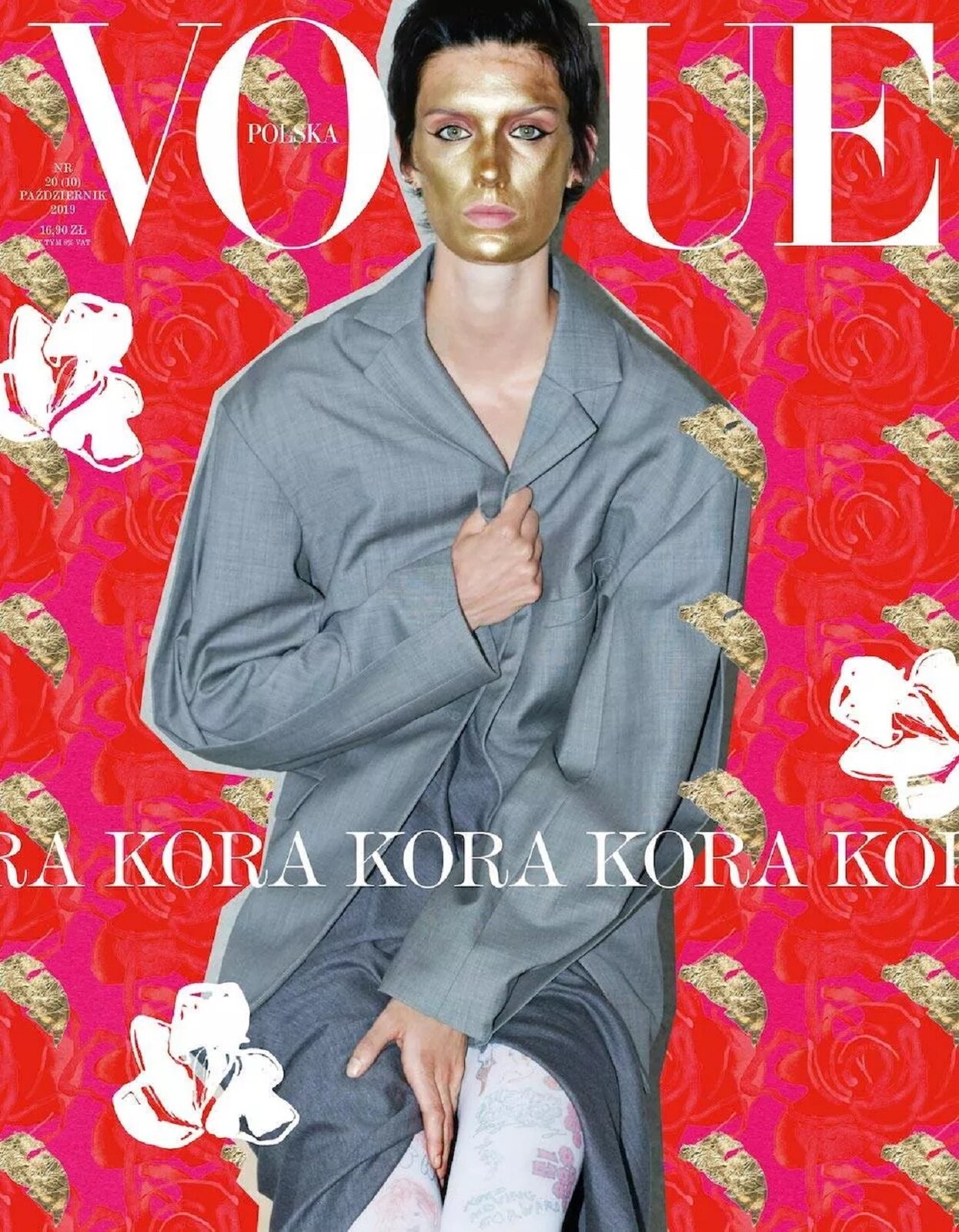 Okładka przedstawia kobietę sfotografowaną od kolan w górę. Jej postawa wskazuje na to, że kobieta jest w pozycji siedzącej. Skóra jej twarzy została pomalowana na złoto, górne powieki na delikatny różowy odcień, a na jej dolnej linii rzęs widoczne są mocne, czarne kreski. Kolor wydatnych ust kobiety pasuje do różu jej powiek. Jej czarne, krótkie włosy zaczesano do tyłu. Ma ona na sobie szarą, obszerną marynarkę, której obie strony ściska w garści, zasłaniając swoje ciało, oraz dopasowane białe spodnie w kolorowe wzory oraz napisy. Jej skóra jest blada. Tło stanowią grafiki czerwonych róż na różowym tle oraz widoczne gdzieniegdzie białe kwiaty. Poniżej środka okładki umieszczono w linii powtarzający się napis „Kora”.