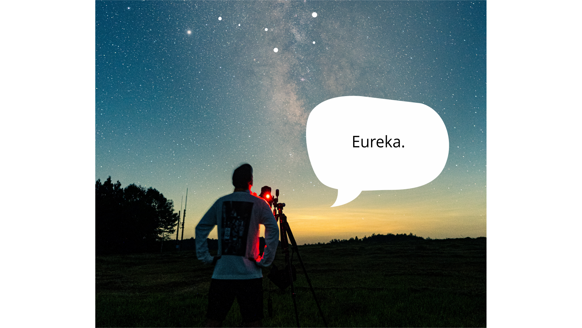Człowiek stojący nocą przy teleskopie, spogląda w niebo na konstelację gwiazd Wielki Wóz. Obok postaci napis w białym dymku: eureka.