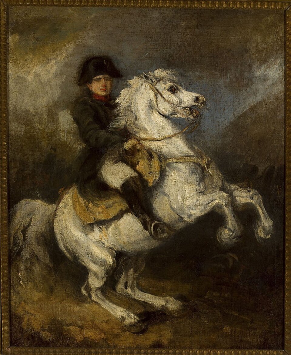 Ilustracja przedstawia obraz Piotra Michałowskiego „Napoleon na koniu”. Ukazuje postać na białym koniu stającym dęba. Napoleon ma na sobie czarny frak, białe spodnie i czarne długie buty. Na głowie ma czarny, trójkątny kapelusz. Trzyma uzdę, a wzrok skierowany ma w stronę widza. Scena ukazana jest na tle mrocznego, górzystego pejzażu. W tle poprzez brązy przebija błękit nieba. 