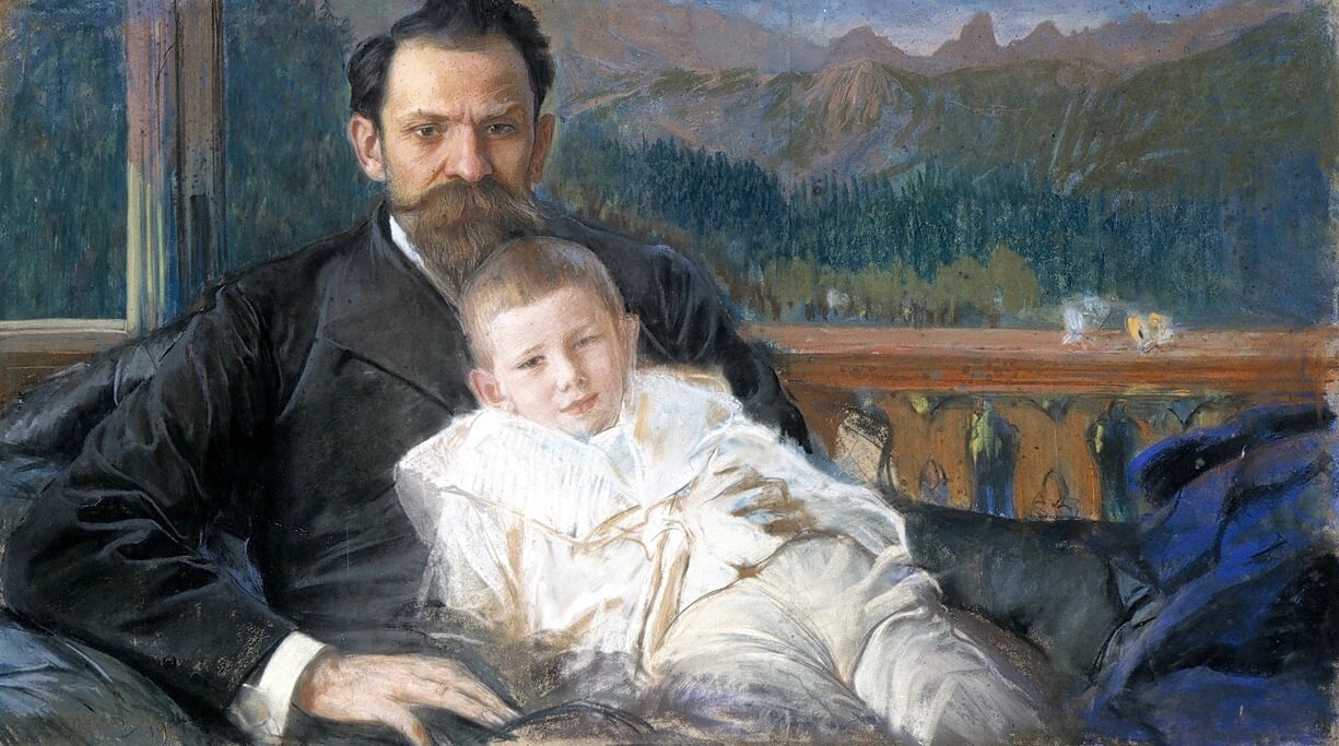 Obraz przedstawia drewniany taras domu w górach. Na tarasie siedzi dojrzały, brodaty mężczyzna w koszuli i garniturze. Na kolanach trzyma kilkuletniego chłopca ubranego w białą, marynarską koszulę i białe spodnie. W tle znajdują się górskie szczyty i doliny pokryte lasami.