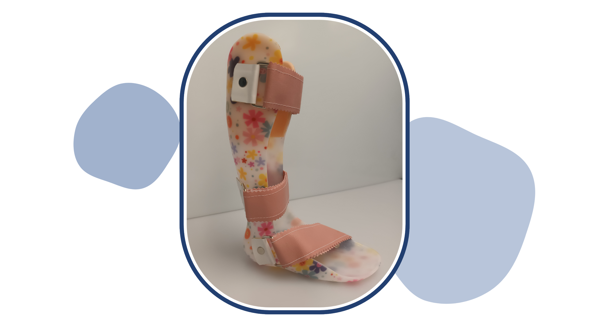 Zdjęcie przedstawia ortezę mającą formę płaskiej podeszwy i przedłużenie wzdłuż kości piszczelowej do stawu kolanowego użytkownika. Orteza poszerza się od śródstopia i stopniowo okala kończynę. Aparat ortopedyczny ma trzy rzepy wypadające w miejscu kości śródstopia, nad stawem skokowym i pod stawem kolanowym pacjenta.