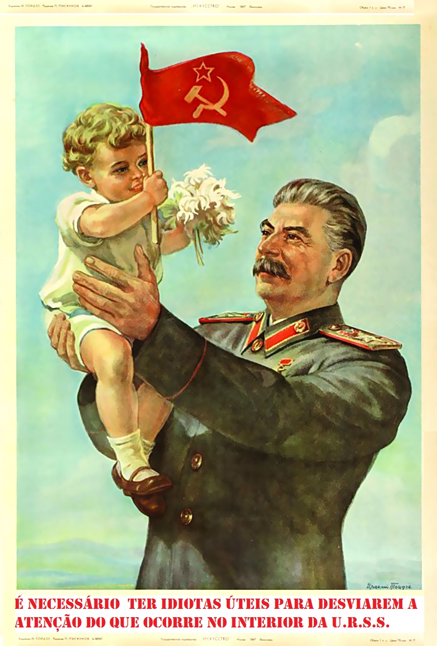 Grafika przestawia Józefa Stalina, który trzyma na rękach małe dziecko. Dyktator ma delikatnie falowane, zaczesane do góry siwe włosy, dość długi nos, a pod nosem bujne wąsy, które opadają na górną wargę. Ubrany jest w zapięty pod szyję, ciemny mundur z czerwonymi epoletami i czerwonymi naszywkami na dużym kołnierzu. Dziecko, które trzyma w wysoko uniesionych do góry rękach jest małe, pulchne, ma lekko kręcone blond włosy. Jest ubrane w białą koszulkę, białe krótkie spodenki, na stopach ma białe skarpetki i brązowe trzewiki zapinane na pasek. W lewej dłoni trzyma bukiet białych kwiatów, w prawej zaś czerwoną flagę ze skrzyżowanym sierpem i młotem oraz gwiazdą – symbol stalinowskiej Rosji. 