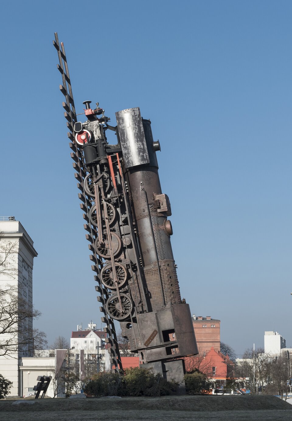 Na zdjęciu zaprezentowany został na tle błękitnego nieba, stary metalowy pociąg, ustawiony został w taki sposób, że wygląda tak, jakby miał zostać wystrzelony wprost do nieba.