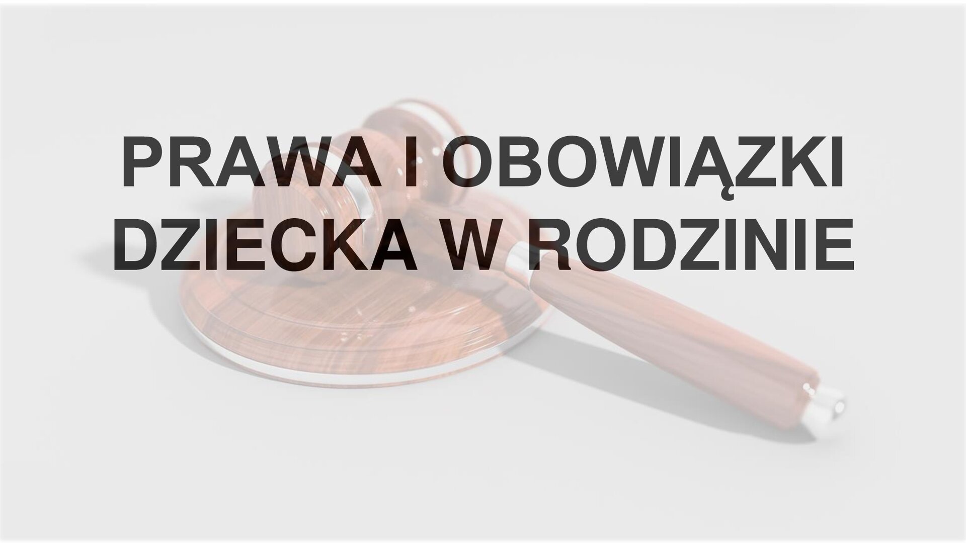 Slajd tytułowy zawierający napis z dużych, czarnych liter "PRAWA I OBOWIĄZKI DZIECKA W RODZINIE". W tle widoczny jest sędziowski młotek.