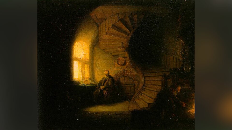 Obraz przedstawia ciemną izbę, do której wpada ciepłe światło przez okno. W izbie siedzi starzec w długiej szacie. Ma pochyloną głowę. W izbie znajdują się duże, drewniane, kręcone schody prowadzące w górę.