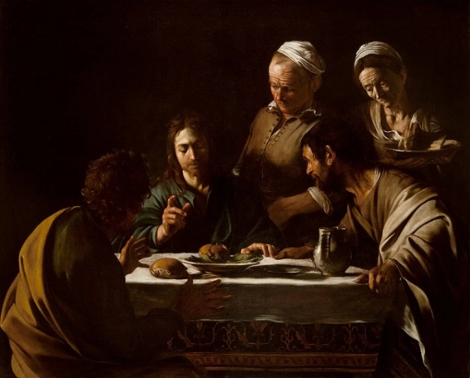 Ilustracja przedstawia obraz olejny „Wieczerza w Emaus”, autorstwa Caravaggia. Dynamiczna, zamknięta kompozycja ukazuje postać siedzącego przy stole Chrystusa, otoczonego postaciami ludzi. Na okrytym białym obrusem stole znajduje się talerz z pieczywem i zieleniną. Obok stoi drugi, pusty półmisek, kawałek chleba i dzban. Ubrany w zieloną szatę Jezus pochyla się z wyciągniętą ręką nad skromnie zastawionym stołem, tak jakby coś tłumaczył. Oczy ma spuszczone w dół, wpatrzone w białą powierzchnię obrusa. Na jego twarzy rysuje się smutek i zmęczenie. Po obu stronach Chrystusa siedzą postacie dwóch Apostołów. Brodaty mężczyzna o czarnych włosach po prawej stronie, ubrany w beżową sukmanę i jasny, przerzucony przez ramię płaszcz, dwiema dłońmi wspiera się o krawędzie stołu. Jego ujęta z profilu, wysunięta do przodu głowa z niedowierzaniem wpatruje się w oblicze Zbawiciela. Apostoł po lewej stronie obrazu ukazany jest od tyłu. Artysta namalował jedynie tył jego głowy z kręconymi włosami, twarz jest niewidoczna. Ubrany jest w ciepło‑zieloną szatę z przerzuconym przez ramię żółto‑ugrowym płaszczem. Jego sylwetka jest lekko odchylona do tyłu. Ręce ma rozłożone w geście zdziwienia. Apostołowie są wyraźnie poruszeni. Obok Chrystusa znajduje się postać wieśniaka w białej, płóciennej czapce i beżowej szacie. Mężczyzna stoi bardzo blisko Jezusa. Wsparty pod bok lewą ręką, ze zmarszczonym czołem uważnie wpatruje się w jego postać. Namalowana za jego plecami starsza kobieta trzymająca misę z jedzeniem, również w milczeniu z pochyloną głową wsłuchuje się w słowa Chrystusa. Jej twarz wyraża smutek. Ważnym elementem budującym napięcie ukazanej sceny jest światło. To za jego pomocą artysta wydobywa postacie z ciemnego tła. Wszystko, co dzieje się za nimi tonie w ciemnościach. Obraz utrzymany jest w ciemnej, ograniczonej gamie barw z dominacją brązów. Jedynym akcentem kolorystycznym jest nasycona zieleń szaty Jezusa.