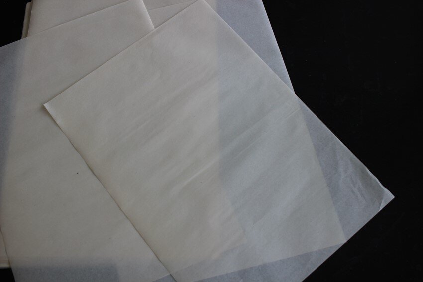 Zdjęcie przedstawia kilka arkuszy białej bibułki.