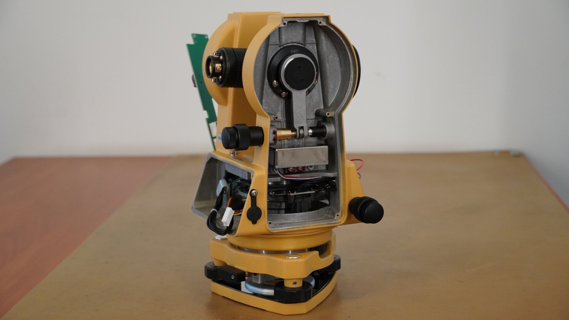 Na zdjęciu pokazano wnętrze instrumentu od bocznej strony. Uwidoczniono na nim wewnętrzny mechanizm koła pionowego z elementem zaciskowym. Poniżej zaś znajduje się kompensator elektroniczny.