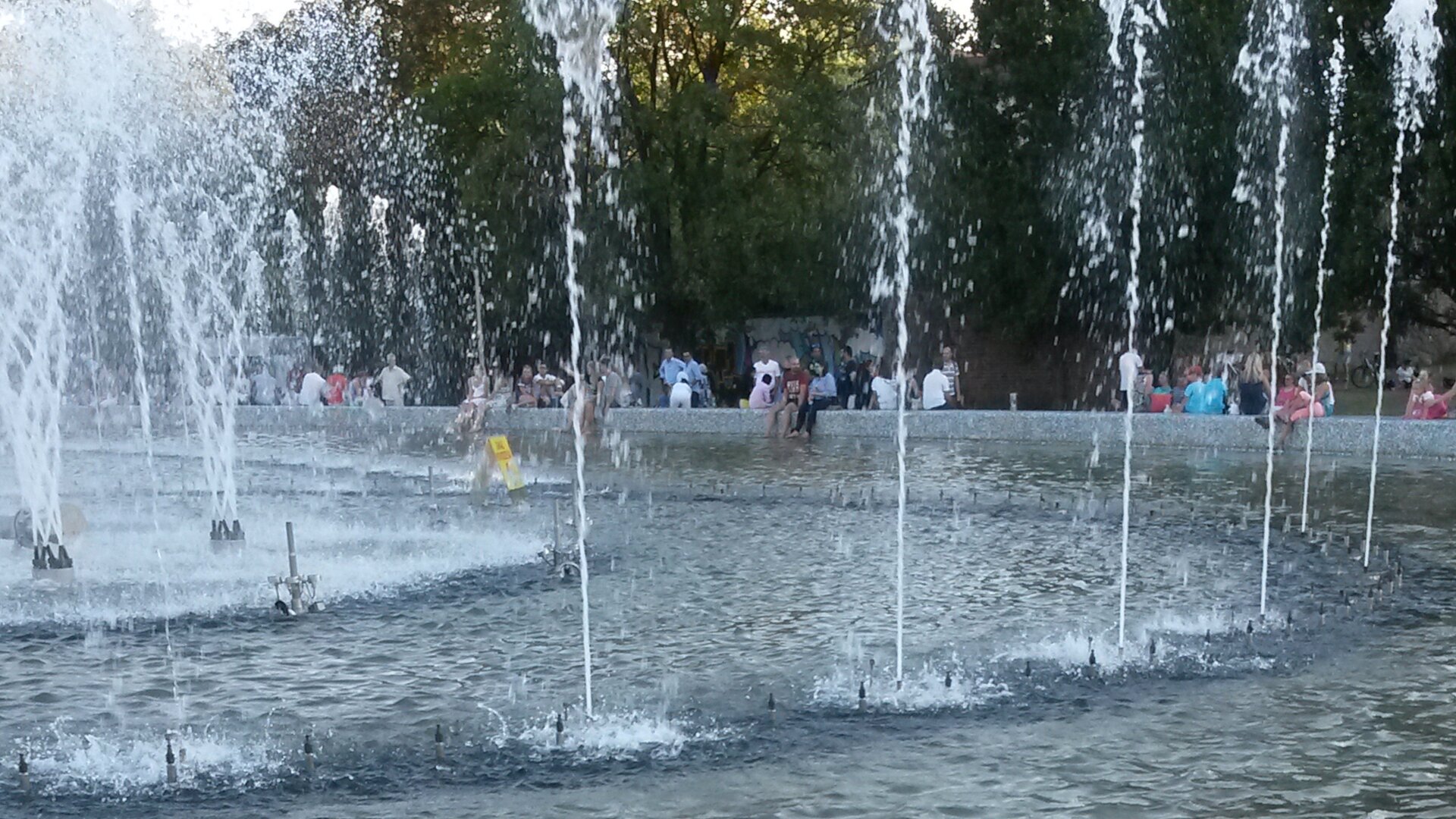 Zdjęcie Multimedialnego parku Fontann w Warszawie. Fontanny tryskają wodą na dużą wysokość.