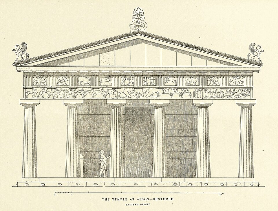 Odrestaurowana elewacja świątyni Ateny w Assos. Czarno‑biały schemat z sześcioma kolumnami i ozdobnym frontonem ponad nimi.