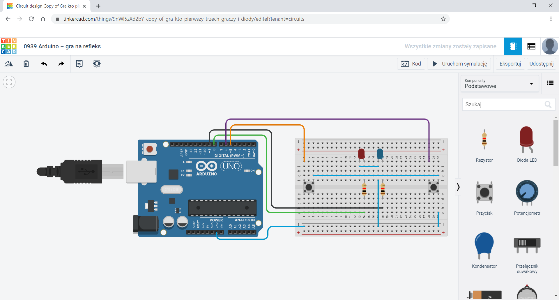 Na zrzucie ekranu widoczne jest środowisko Tinkercad. W oknie głównym znajduje się płytka stykowa oraz moduł arduino UNO.  Na płytce stykowej znajduje się niebieska i czerwona dioda, które połączone są katodami.  Natomiast anody diod połączone są z rezystorami 1 kΩ  Wolna nóżka rezystora diody czerwonej połączona jest z pinem D8 Arduino, a rezystor diody niebieskiej z pinem D9 Arduino.  Na płytce znajdują się także przyciski umiejscowione po przeciwległych stronach.  Do ujemnej szyny płytki podpięto po jednym pinie przycisku, katody diod LED oraz pin GND Arduino.  Przycisk po lewej stronie płytki podpięto do pinu D5 Arduino, a przycisk po prawej stronie do pinu D6 Arduino. 