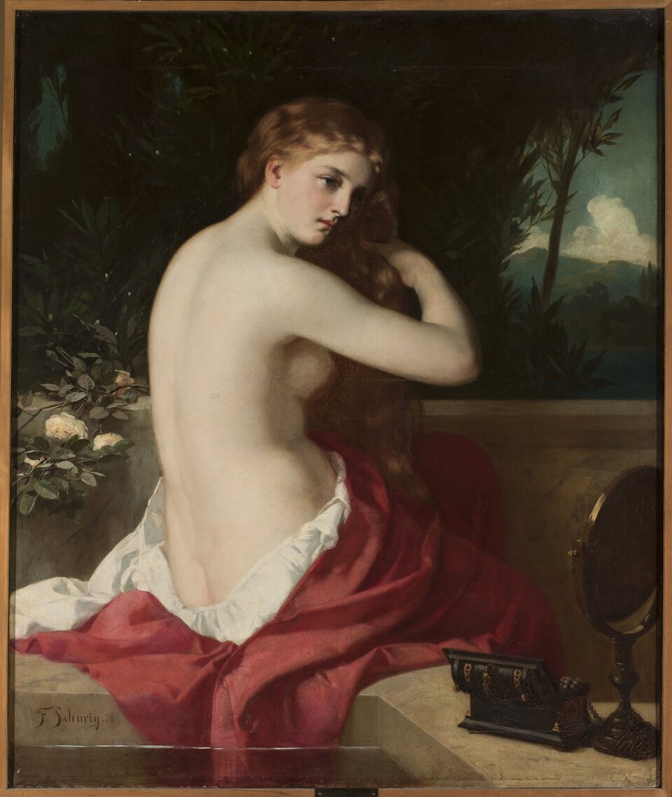 Ilustracja przedstawia półnagą młodą kobietę siedzącą na murku. Postać ukazuje plecy i prawy profil owalnej twarzy. Ma niskie czoło, ciemne brwi, prosty nos i zarumienione policzki. Jej długie, falujące włosy są przewieszone przez lewe ramię. Kobieta czesze je. Jej nogi są okryte dolną częścią sukni. Na murku stoi oprawione owalne lusterko i otwarta szkatułka z biżuterią. Na drugim planie ukazana jest balustrada tarasu i drzewo rosnące za nią. W tle szczyty gór i zachmurzone niebo.