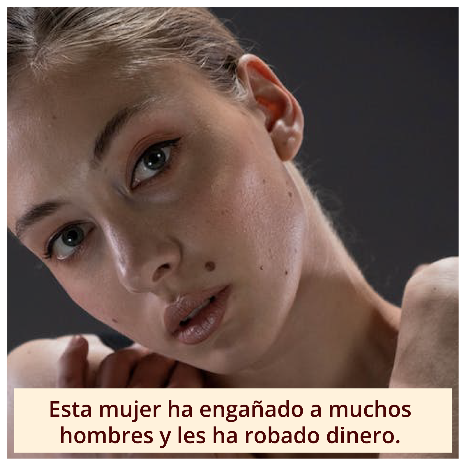 Grafika przedstawia młodą kobietę w delikatnym makijażu. Nad lewym kącikiem ust ma pieprzyk. Zdjęcie podpisane jest: Esta mujer ha engañado a muchos hombres y les ha robado dinero.