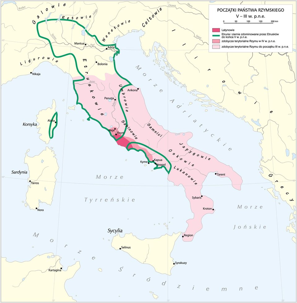  Mapa prezentująca początki państwa rzymskiego między V a III wiekiem przed naszą erą. Ukazane są na niej ziemie Latynów w regionie ujścia Tybru i Gór Albańskich. Są także zaznaczone granice Etrurii i ziemie zdominowane przez Etrusków do końca V wieku przed naszą erą, czyli północna Italia (Etruria) pomiędzy rzekami Arno i Tyber w Apeninach Północnych (obecny teren Toskanii, Lombardii, Wenecji Euganejskiej, Emilii Romanii), a także na środkowo‑zachodnim wybrzeżu Półwyspu Apenińskiego, gdzie zamieszkiwali Latynowie i Kampanowie (dzisiejsza Lacja i Kampania). Wskazane są także ziemie zdobyte przez Rzym w IV wieku przed naszą erą na środkowym wybrzeżu Półwyspu Apenińskiego od Rzymu na południe. Jak również zdobycze terytorialne Rzymu do początku III wieku przed naszą erą, czyli: ziemie Umbrów, Sabinów, Samnitów, Japygów, Osaków, Lukanów (środkowa i południowa część Półwyspu Apenińskiego). Ziemią zdominowaną przez Etrusków była także wschodnia część Korsyki.