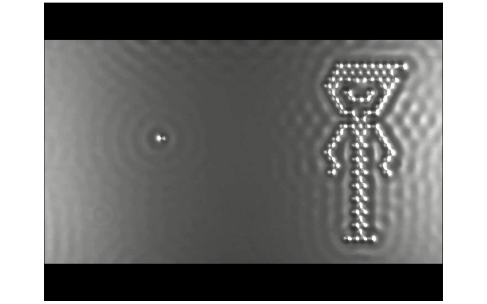 Zdjęcie z filmu pod tytułem „Chłopiec i jego atom”, nazywanego najmniejszą animacją świata. Przedstawia efekt ruchu atomów powiększonych setki milionów razy, ułożonych w postać chłopca.