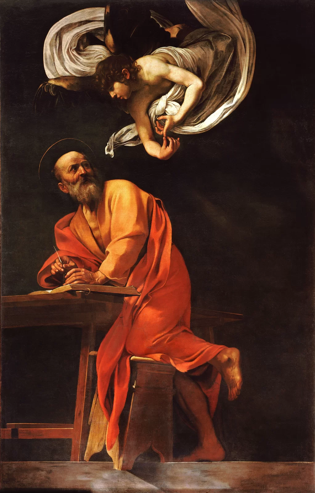 Ilustracja o kształcie pionowego prostokąta przedstawia obraz Caravaggia „Święty Mateusz i anioł”. Ukazuje św. Mateusza w długiej pomarańczowo-czerwonej szacie. Bosy mężczyzna pochyla się nad otwartą na stole księgą. Jedną nogą klęczy na stojącym obok taborecie, drugą podpiera się o podłogę. W prawej ręce trzyma pióro. Głowę obraca w kierunku znajdującego się nad nim anioła w białej szacie. Tło obrazu jest brunatne, ciemne.