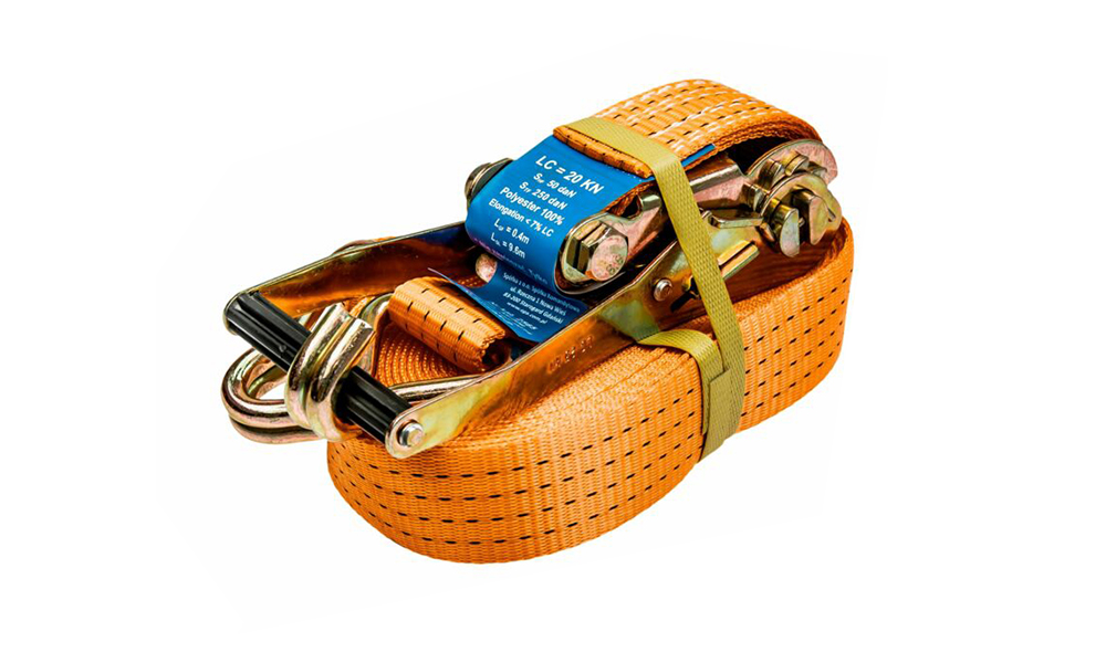 Na zdjęciu widoczny jest ściągacz taśmowy. Narzędzie to składa się z dwóch części zakończonych hakami – krótkiej, wyposażonej w napinacz i długiej. Mechanizm napinacza tworzy dźwignia oraz grzechotka złożona z korby, zębów i elementu zwalniającego. Końcówkę taśmy dłuższego elementu wprowadza się do napinacza i nawija się ją na bęben, co umożliwia odpowiednie napięcie taśmy i ściągnięcie łączonych elementów.