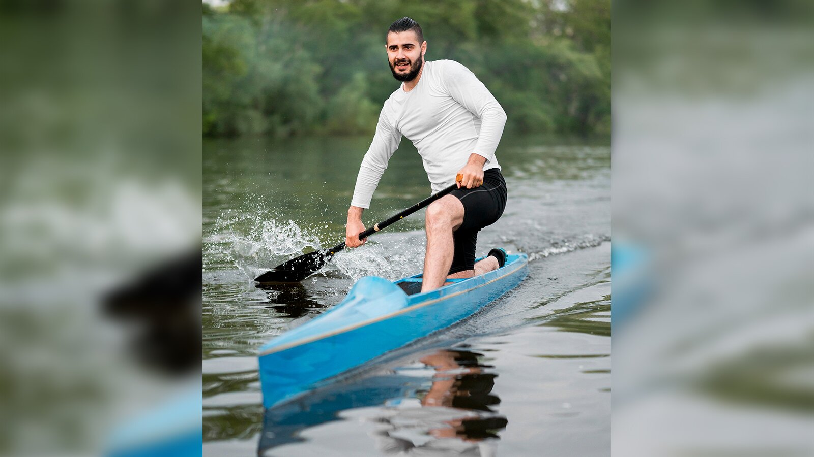 Zdjęcie przedstawia mężczyznę w młodym płynącego kajakiem po jeziorze. 