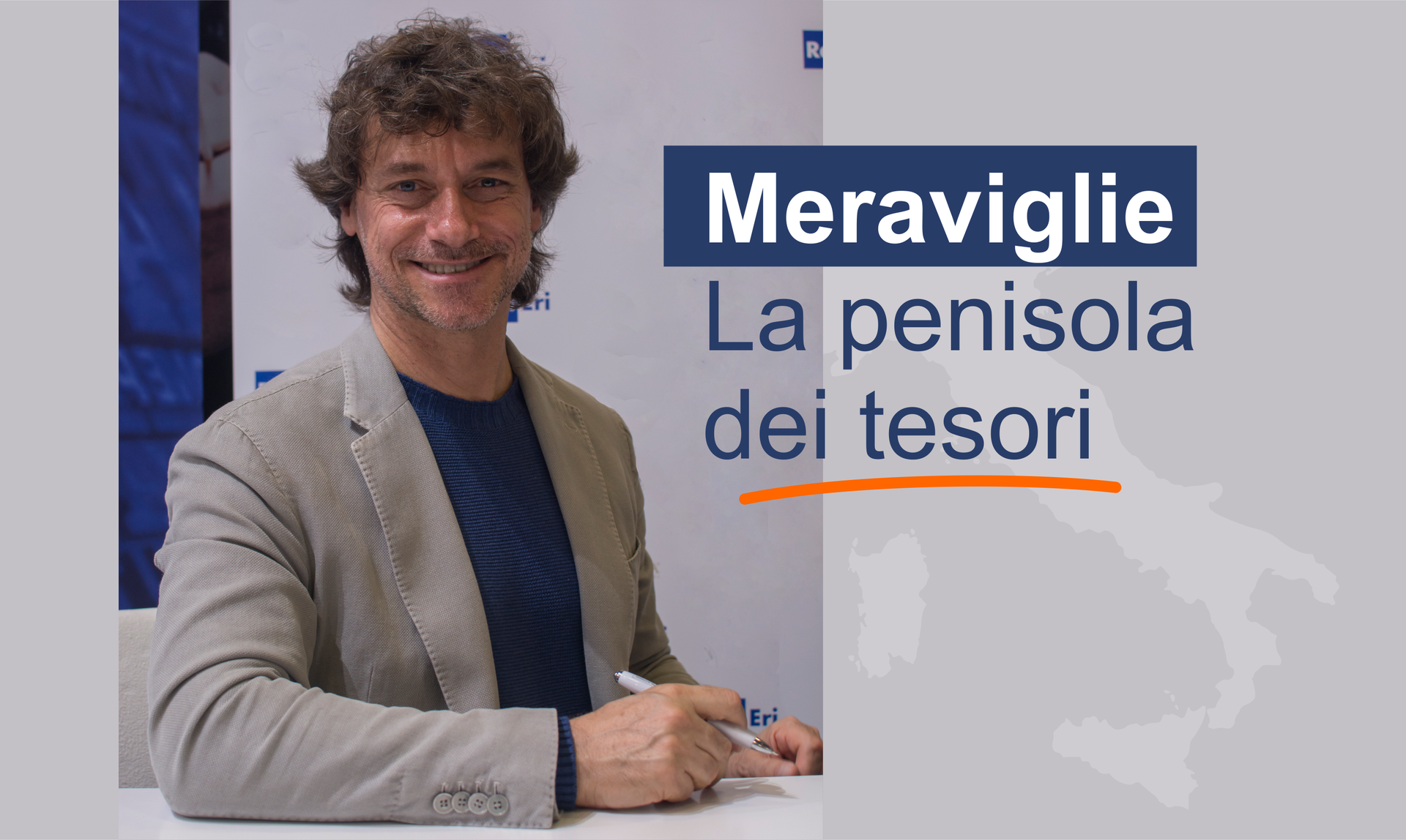 Zdjęcie przedstawia uśmiechniętego mężczyznę z dłuższymi, lekko kręconymi włosami. Mężczyzna widoczny jest od pasa w górę i ubrany w marynarkę i koszulkę. W ręku trzyma długopis. Po prawej stronie zdjęcia znajduje się napis. “Meraviglie. La penisola dei tesori".