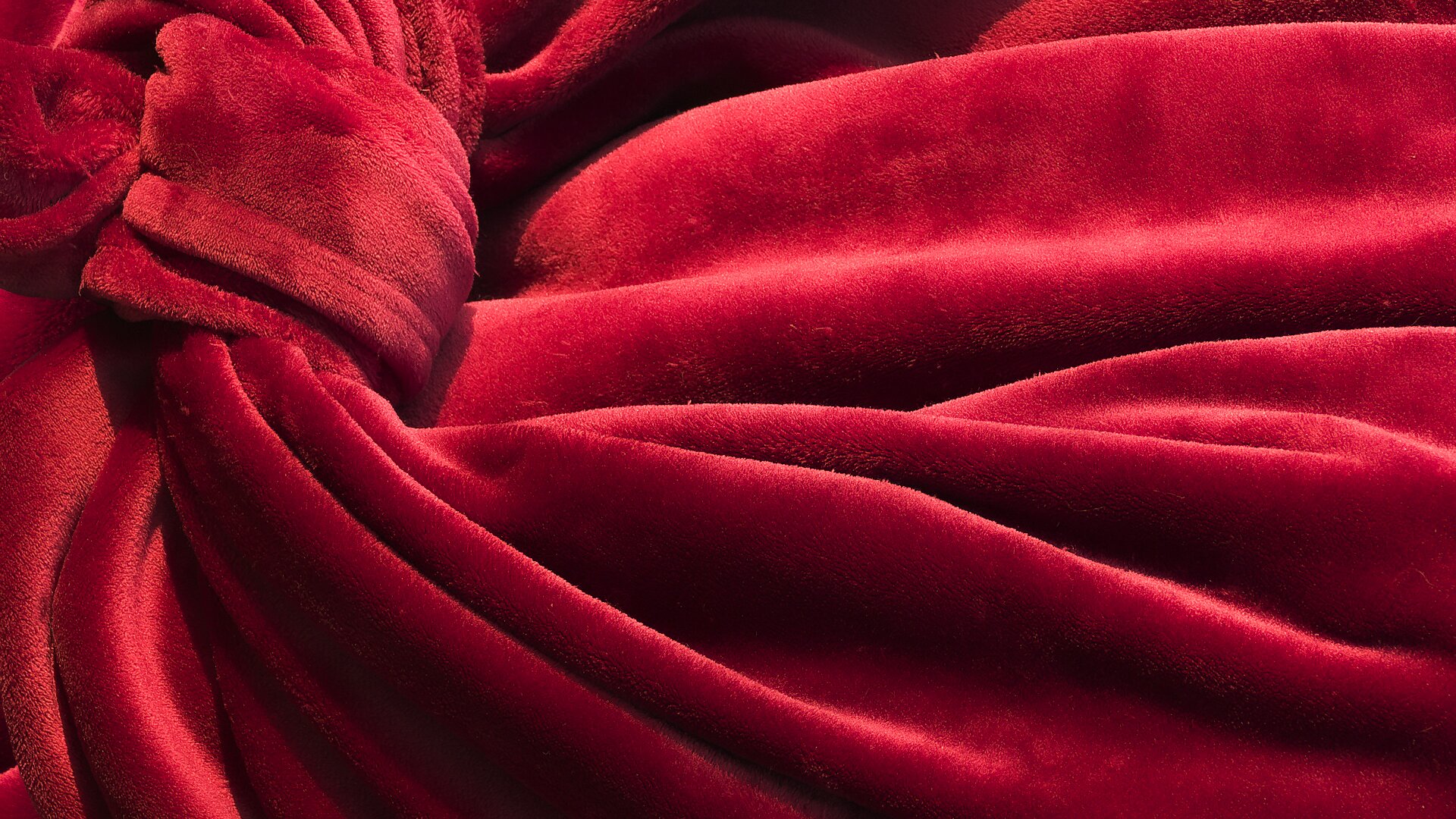 Zdjęcie przedstawia próbkę weluru w czerwonym kolorze.
