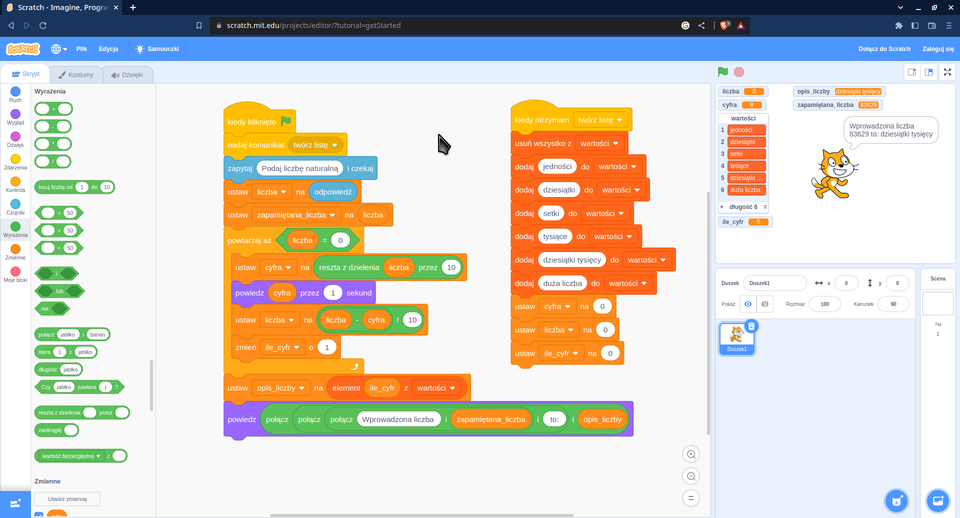 Zrzut ekranu z edytora Scratch przedstawiający projekt do rozpoznawania pozycji cyfry w liczbie.  W centralnej części ekranu znajdują się dwa główne skrypty: 
pierwszy (po lewej) zaczyna się blokiem „kiedy kliknięto” i odpowiada za pobranie liczby od użytkownika, rozbicie jej na cyfry oraz określenie pozycji wybranej cyfry; drugi (po prawej) zaczyna się blokiem „kiedy otrzymam twórz listę” i inicjuje listę nazw pozycji (jedności, dziesiątki, setki, tysiące, dziesiątki tysięcy, duża liczba). Po prawej stronie ekranu widoczny jest podgląd sceny z duszkiem kota, który wyświetla dymek z tekstem: „Wprowadzona liczba 83629 to: dziesiątki tysięcy”. Pod dymkiem znajdują się zmienne: „liczba”, „cyfra”, „opis liczby”, „zapamiętana liczba” oraz lista „wartości” z wypisanymi nazwami pozycji cyfrowych. W dolnej części panelu zmiennych widoczne są wartości zmiennych związane z rozbiciem liczby oraz liczba cyfr. 