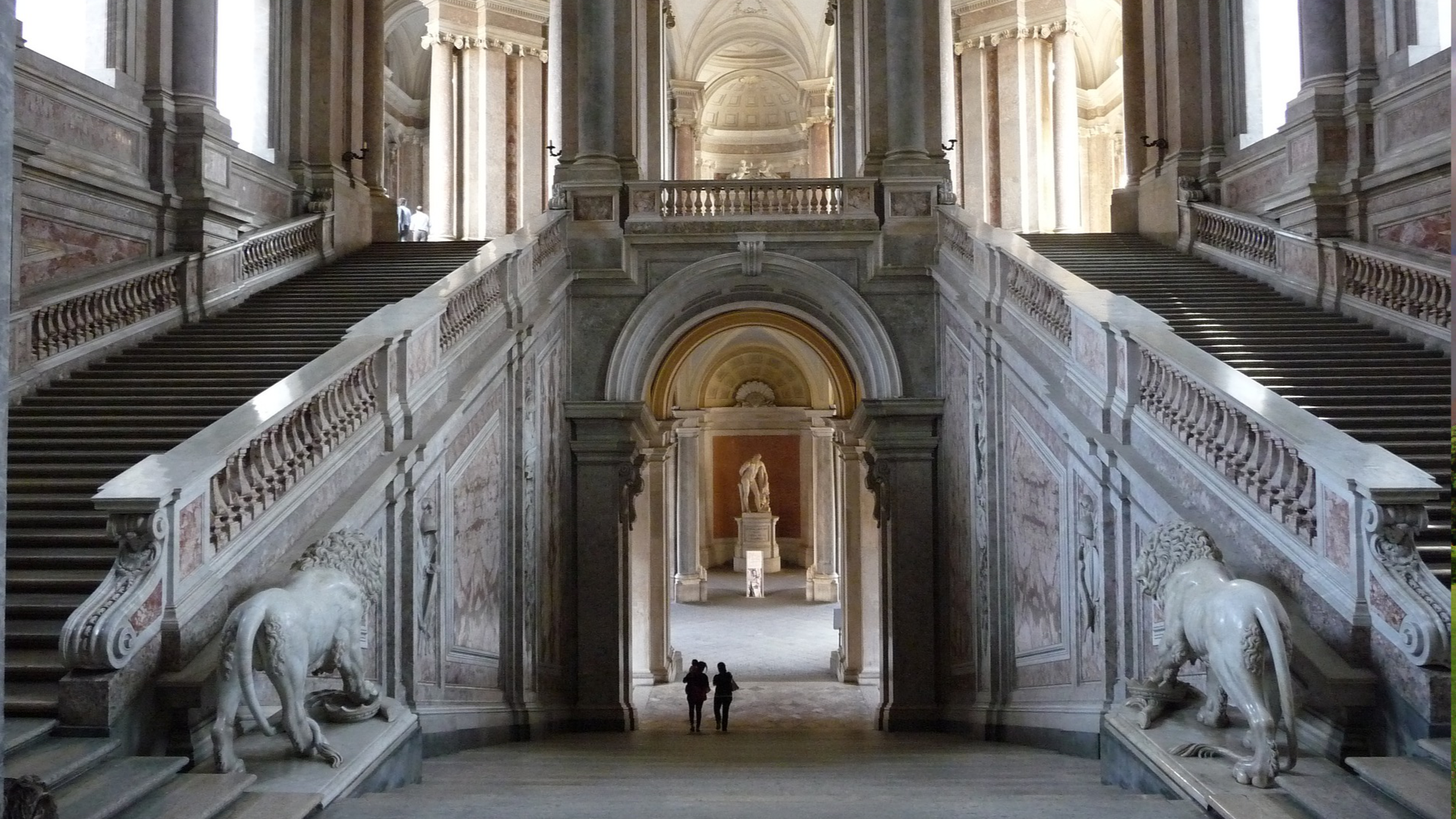 Zdjęcie przedstawia pałac królewski w Casercie: 