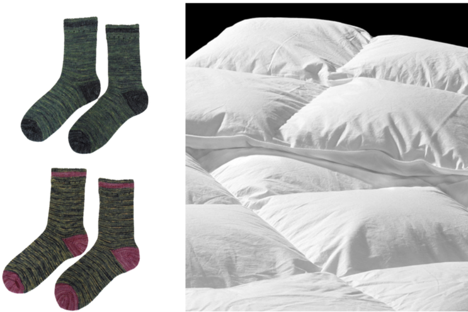 Ilustracja przedstawia dwie pary skarpet, poduszkę oraz kołdrę. Przedmioty te najprawdopodobniej zostały wykonane z tkanin bambusowych.