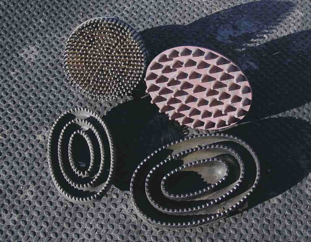 Zdjęcie przedstawia różne rodzaje zgrzebeł. Są to plastikowe przyrządy o okrągłym kształcie z wypustkami w kształcie kolców. Wyglądem przypominają szczotę do włosów. Różnią się one układem wypustek.