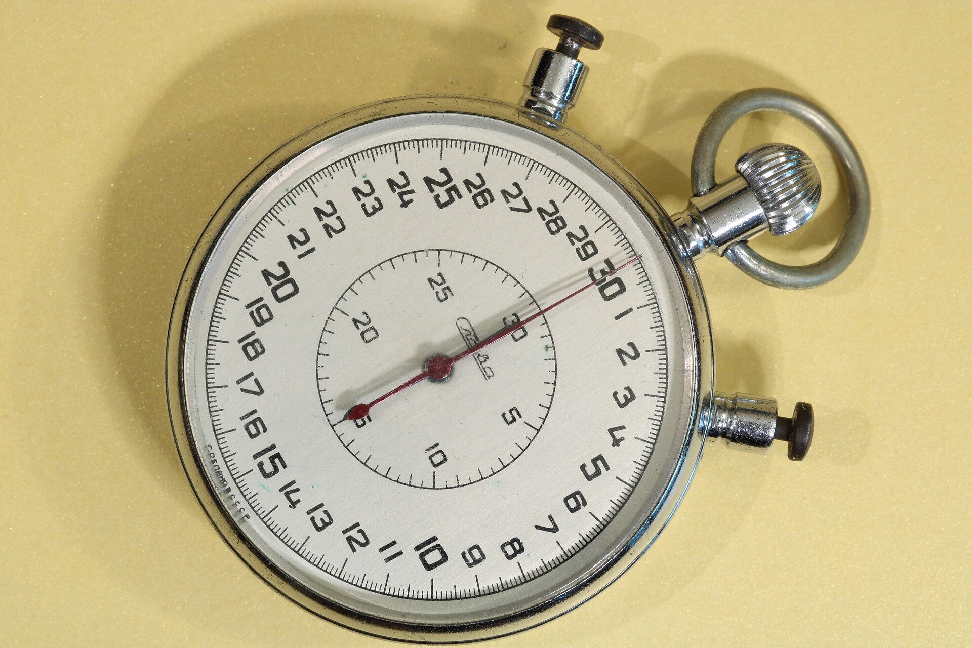 Ćwiczenie alternatywne. Jaka jest rozdzielczość stopera analogowego, w którym pełen obrót wskazówki oznacza upływ trzydziestu sekund, a obwód tarczy podzielony jest na trzysta równych odcinków? a. Jedna trzecia sekundy b. Dwadzieścia pięć setnych sekundy c. Dwadzieścia setnych sekundy d. Jedna dziesiąta sekundy poprawne odpowiedź: d