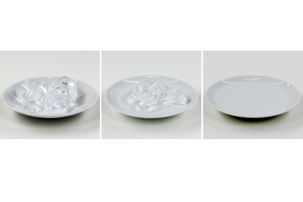 Ilustracja przedstawia trzy fotografie pokazujące kolejno: kostki lodu znajdujące się na talerzu, topniejące kostki lodu znajdujące się na talerzu oraz talerz z wodą.