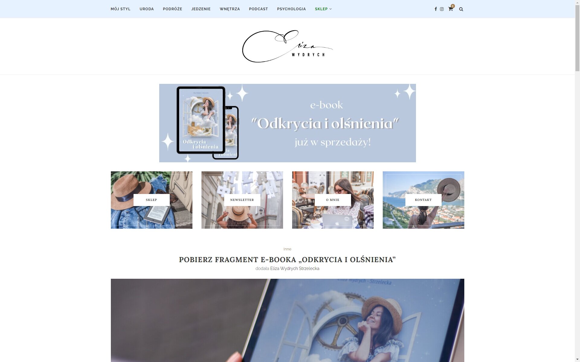 Fotografia przedstawia stronę główną blogu modowego Elizy Wydrych. U góry strony internetowej widoczne są zakładki – napisany małą czcionką tekst. Pod spodem widać logo blogerki – "Eliza Wydrych”, napisane ozdobną czcionką. Następnie na stronie umieszczono cztery kafelki przedstawiające fotografie z napisami: SKLEP, NEWSLETTER, O MNIE, KONTAKT. Poniżej widoczny jest wpis – POBIERZ FRAGMENT E‑BOOKA „ODKRYCIA I OLŚNIENIA”, poniżej tekst: dodała: Eliza Wydrych Strzelecka. Pod tekstem widoczny jest fragment fotografii z fragmentem urządzenia, na którym wyświetlony jest  e‑book.