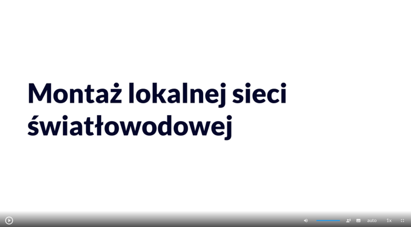 Ilustracja przedstawia wygląd ekranu odtwarzania filmu. Pośrodku widoczna jest ramka z tytułem: Montaż lokalnej sieci światłowodowej. W dolnej części ekranu znajdują się ikony z różnymi opcjami. W dolnym lewym rogu widać ikonę trójkąta w kółku. Jest to ikona włączania odtwarzania filmu. Kolejna ikona znajduje się dopiero w połowie ekranu dolnego paska. Jest to ikona megafonu. Obok niej widać niebieski pasek, który oznacza poziom głośności. Obok znajduje się ikona człowieka, od którego głowy odchodzą dwie fale. Umożliwia ona włączanie alternatywnej ścieżki dźwiękowej. Dalej znajduje się mały biały prostokąt z czarnymi paskami w jego dolnej części. Pozwala ona na włączenie napisów. Kolejna ikona to napis auto, która umożliwia wybranie jakości filmu. Obok niej widać ikonę jedynki z iksem. Po kliknięciu na nią można wybrać szybkość odtwarzania filmu. Ostatnia ikona to kreski tworzące kwadrat. Kreski te tworzą jedynie krawędzie kwadratu. Jest to opcja włączania trybu pełnoekranowego.