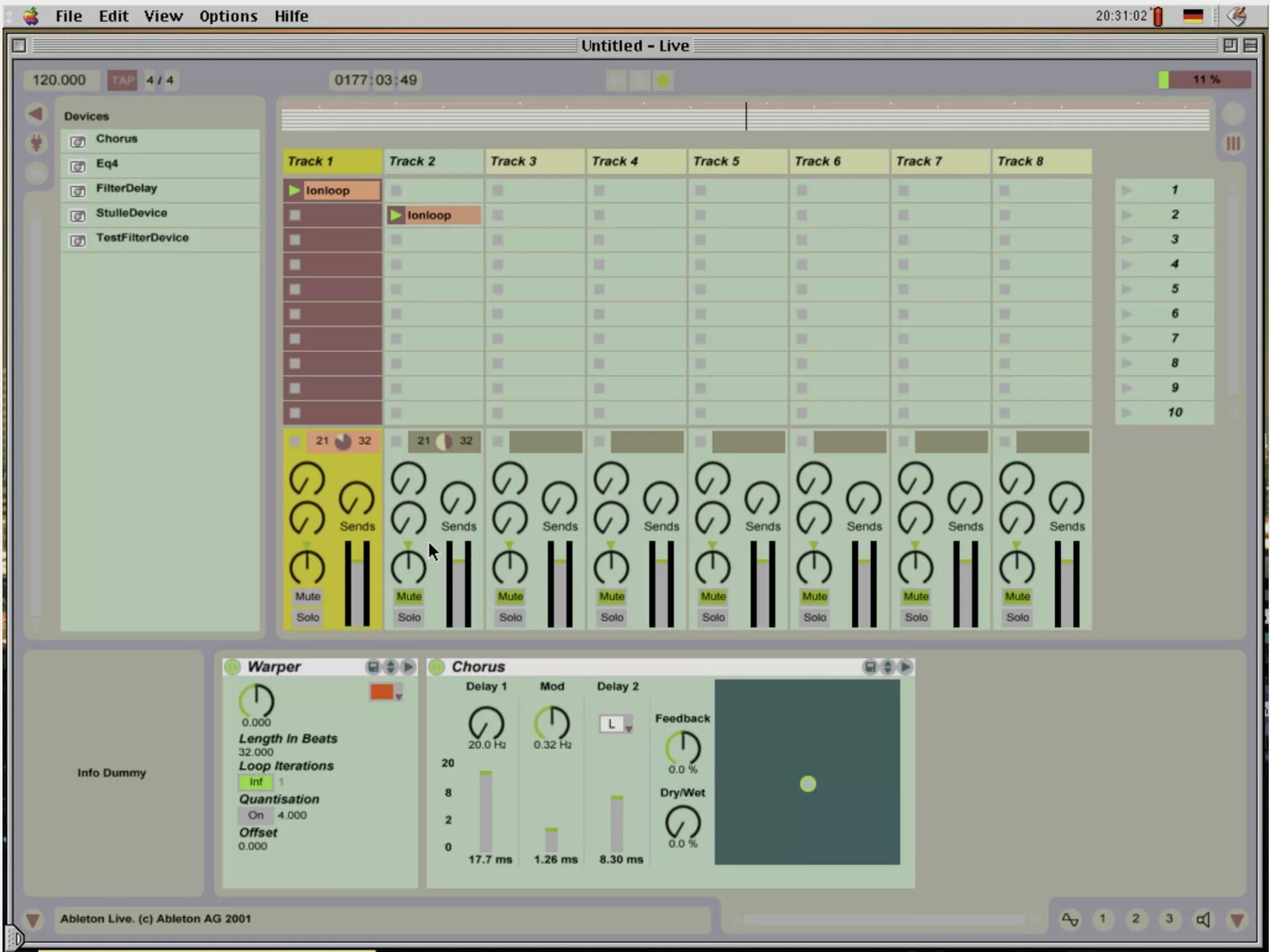 Ilustracja przedstawia interfejs graficzny programu Ableton Live z 2001 roku. Jest on w kolorze zielonym. Na górze jest wąski pasek z czarnymi napisami. Z lewej strony jest wąska kolumna z czarnymi napisami. Z prawej strony jest tabela w kolorystyce: żółtej, bordowej, zielonej, pomarańczowej. W pierwszej kolumnie, w drugim wierszu oraz w drugiej kolumnie, trzecim wierszu jest pomarańczowe pole z czarnym napisem i zielonym trójkątem. W pozostałych polach są małe, szare kwadraty. Poniżej są pola z czarnymi figurami i czarnymi napisami. Z prawej strony tabeli jest 10 zielonych prostokątów, ułożonych jeden pod drugim. Na każdym z nich jest czarna liczba od 1 do 10 oraz szary trójkąt. Na dole są cztery prostokątne pola, trzy w jednej linii, a jedno poniżej. Pierwsze i czwarte pole są oliwkowe z czarnym napisem. Drugie i trzecie są zielone z czarnymi napisami, kolorowymi figurami. W prawym, dolnym rogu są zielone koła z zielonymi figurami i liczbami. 