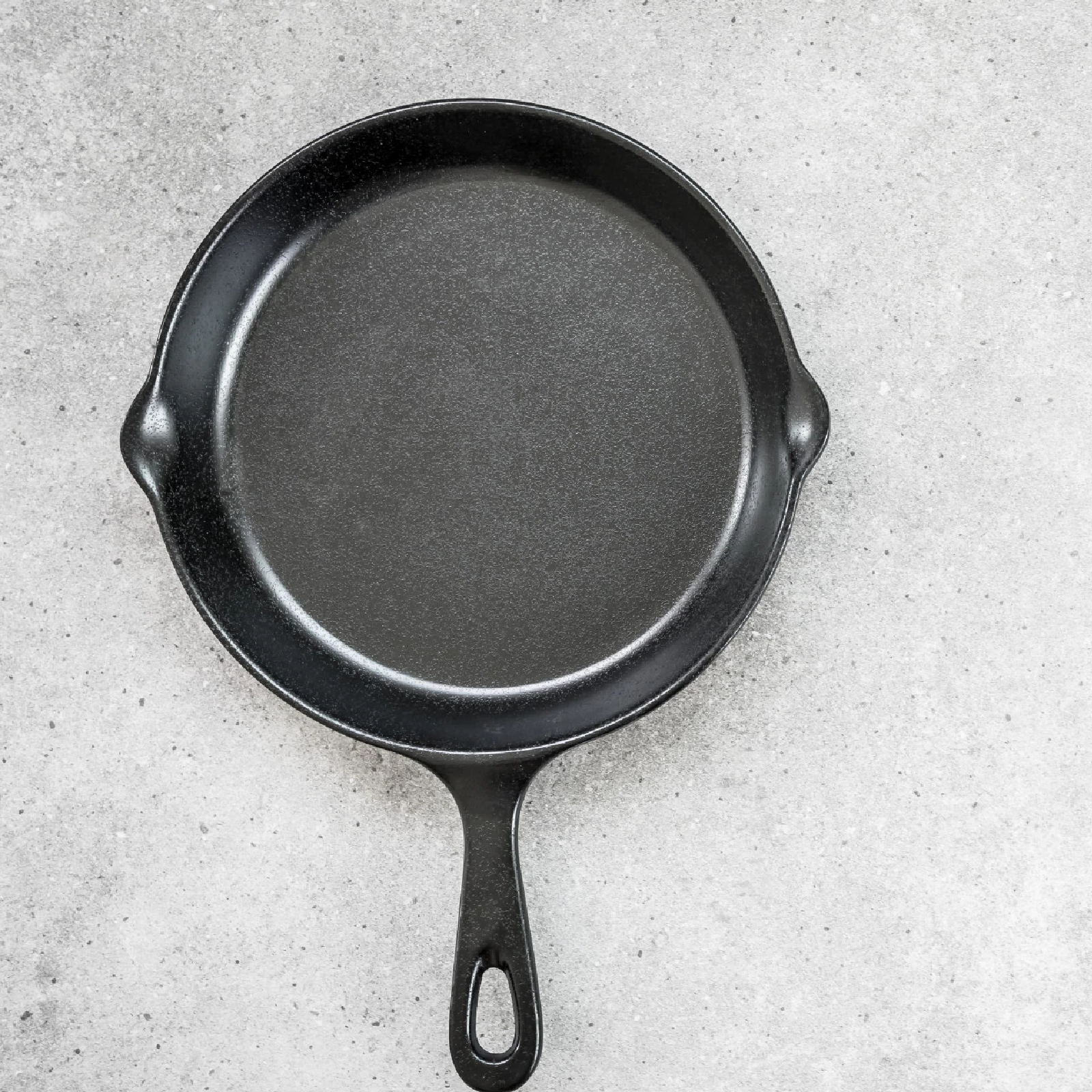 Zdjęcie przedstawia czarną patelnię.