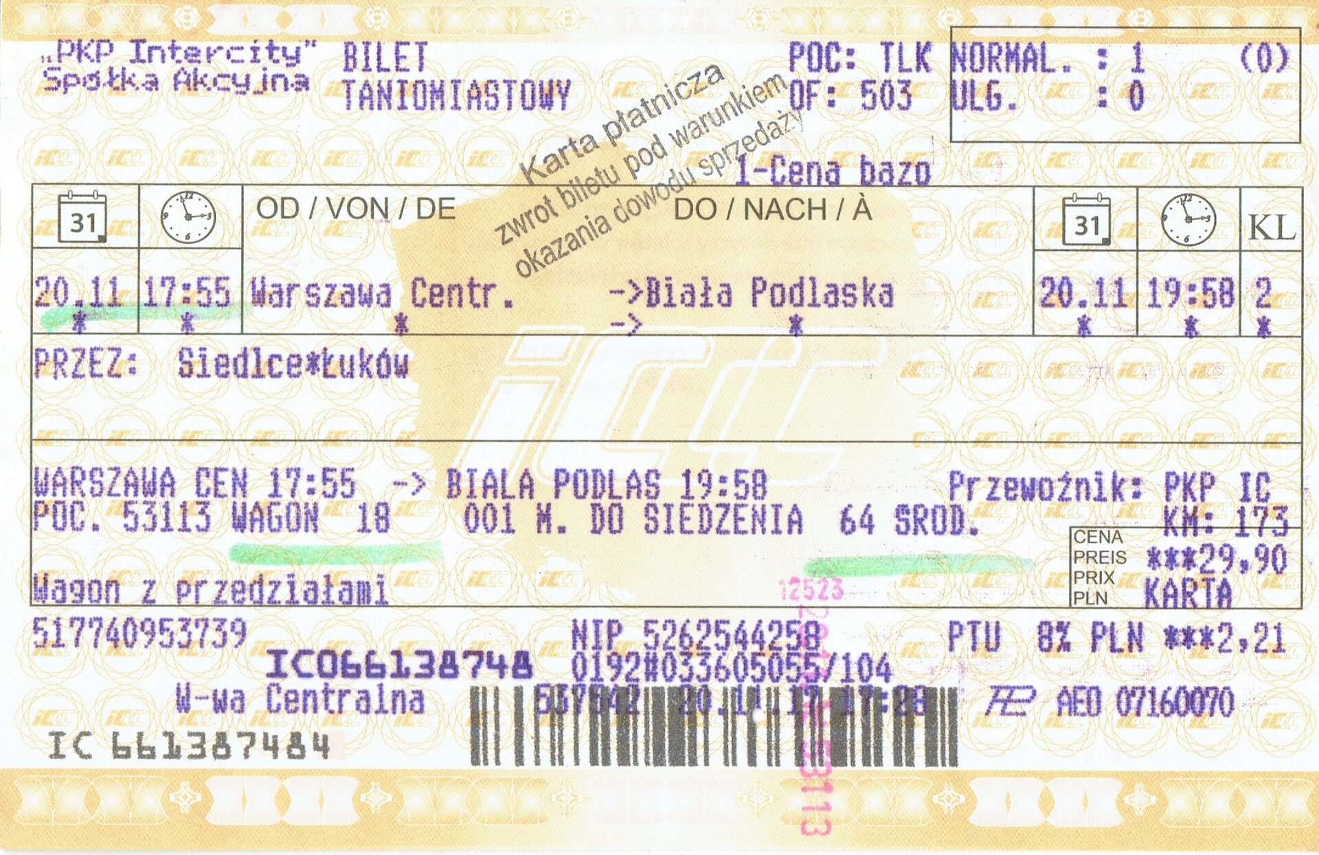 Ilustracja przedstawia przykład biletu kolejowego. Znajdują się na nim takie informacje jak rodzaj biletu, ilość i rodzaj zakupionych miejsc w pociągu. Data i godzina odjazdu oraz przyjazdu pociągu na stację docelową. Nazwy stacji początkowej oraz docelowej. Zaznaczone jest tutaj również zarezerwowane miejsce w wagonie, opłaty oraz odległość między stacjami w kilometrach. Na dole biletu znajdują się różne numery oraz kod kreskowy.
