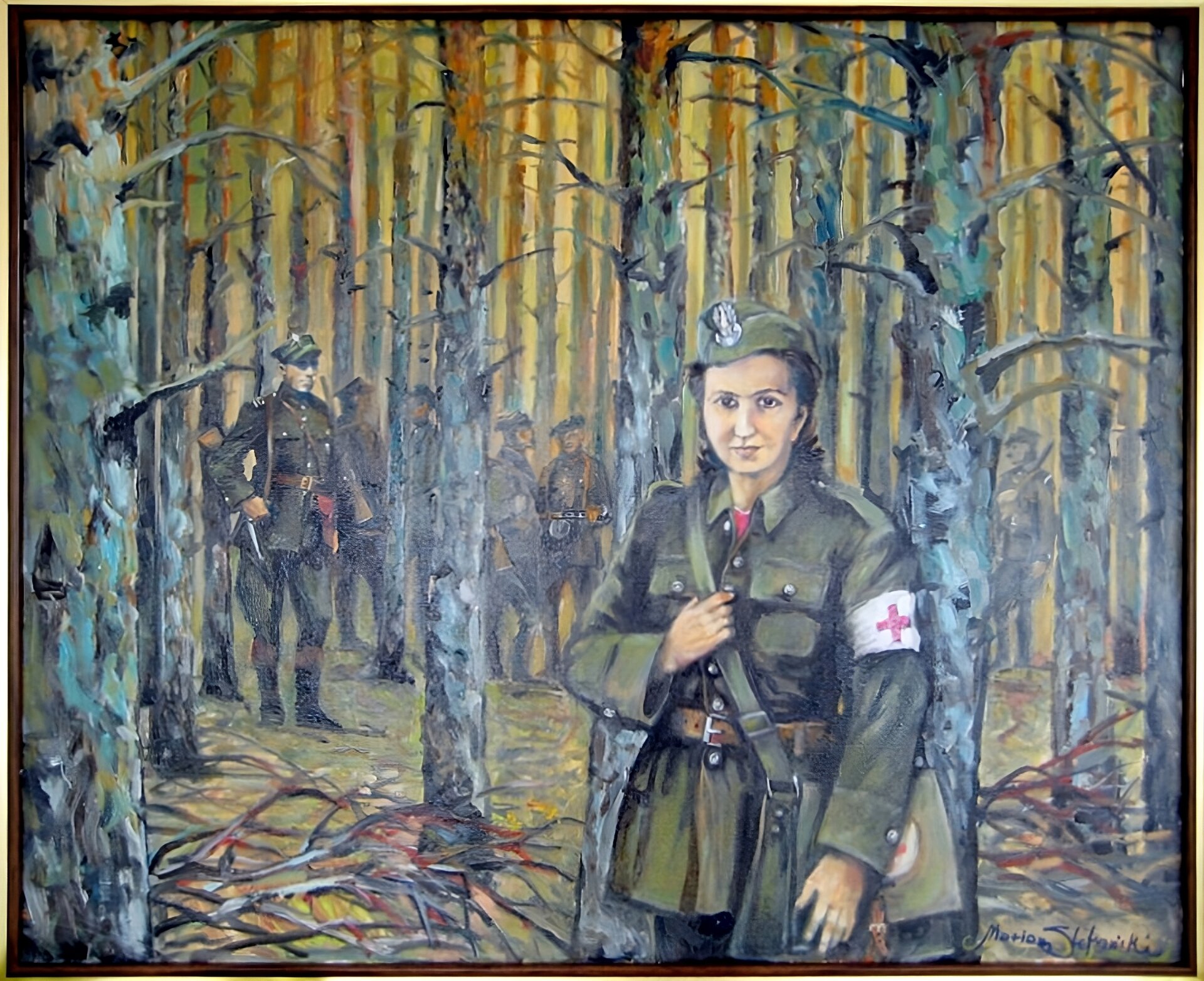 Kliknij, aby powiększyć. Obraz przedstawia Danutę Siedzikówną jako sanitariuszkę Inkę. Jest ubrana w mundur wojskowy. Na lewym ramieniu ma białą opaskę z czerwonym krzyżem, przez prawe przewieszoną torbę medyczną. Na głowie ma wojskową czapkę z orłem. Kobieta stoi na tle lasu. Po lewej stronie, pomiędzy drzewami, znajdują się żołnierze z partyzanckiego oddziału, ubrani są w mundury i rogatywki, przez ramię mają przewieszoną broń.